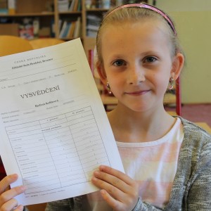 Malí andílci nosí vysvědčení