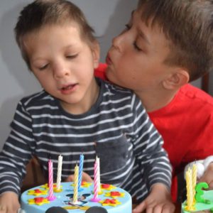 Za synovo onemocnění může nízká hladina cholesterolu, jeho vývoj se zastavil – rozhovor s paní Silvií