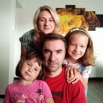 Julinka s rodiči a sestrou