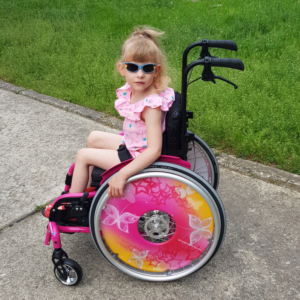 Narodila se předčasně a měla malou šanci na přežití – Leonka se ale nevzdává