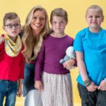 Lucie Borhyová s dětmi, kterým pomáhají Dobří andělé