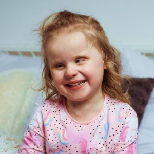 Žije ve svém světě hmatu a&nbsp;zvuků – příběh čtyřleté Tinky