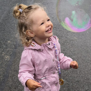 Musela se naučit znovu sedět, stát i&nbsp;chodit&nbsp;-&nbsp;Anetka se potýká se vzácným nádorem mozku