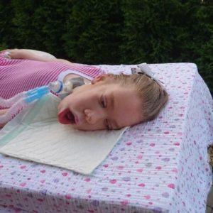 Nemá sílu ani mluvit, komunikuje melodiemi - příběh Sáry