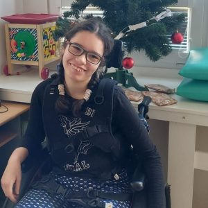 Denně se potýká s epileptickými záchvaty - příběh Adélky