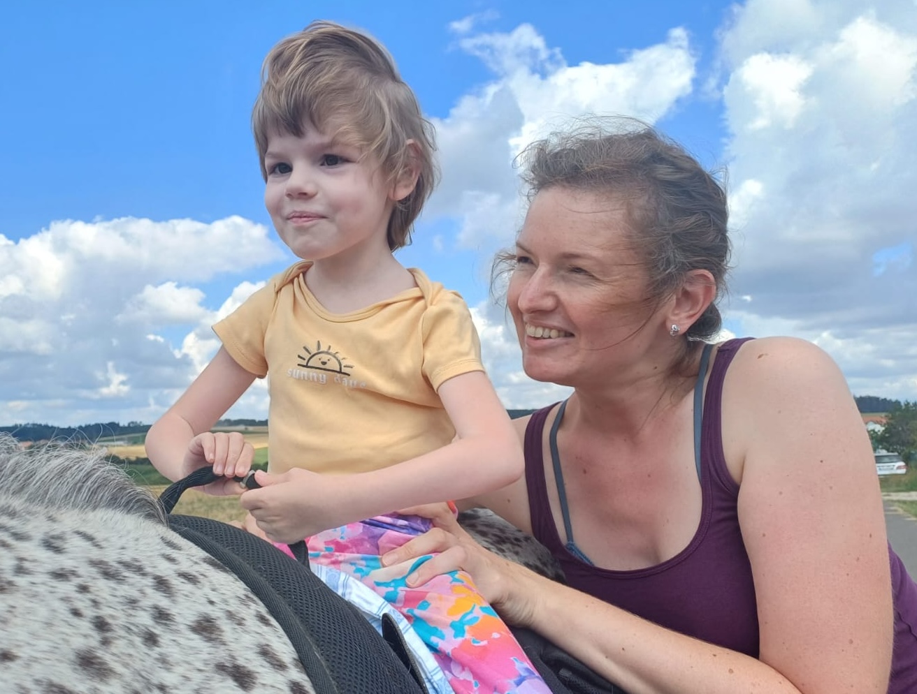 Mia s maminkou na hipoterapii