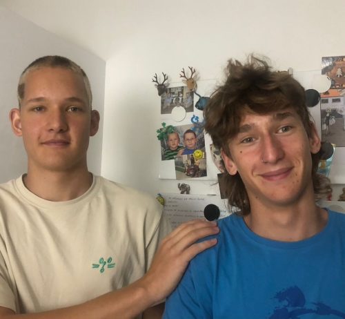 Sam se svým dvojčetem