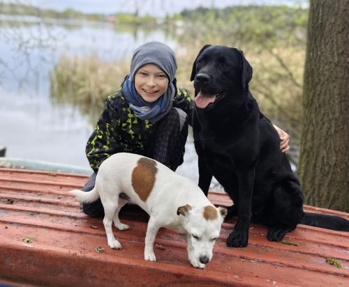 Chlapec sedící vedle 2 psů