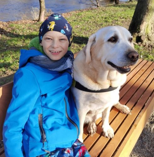 Chlapec s asistenčním psem, fenkou Sunny