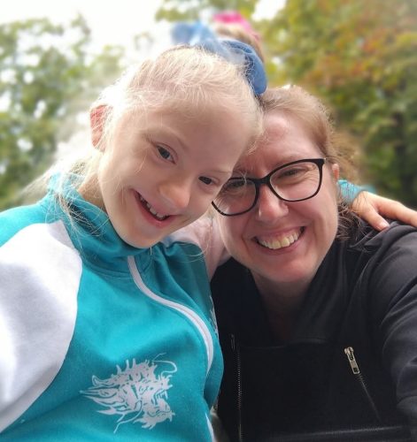 Dívka s Downovým syndromem s matkou