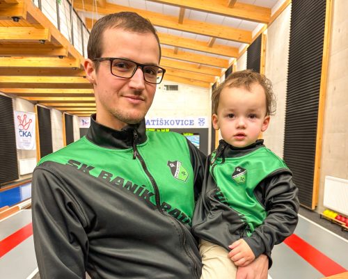 Dennis se synem na kuželkách