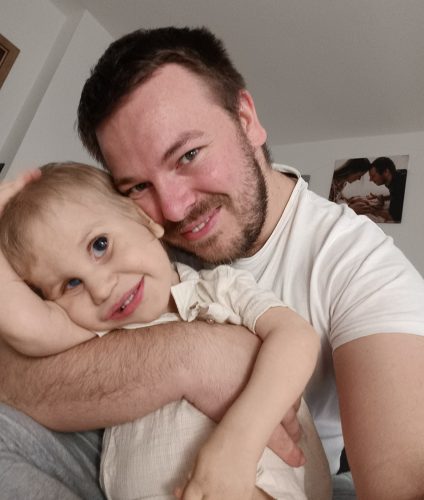 Tobiášek v objetí s tatínkem