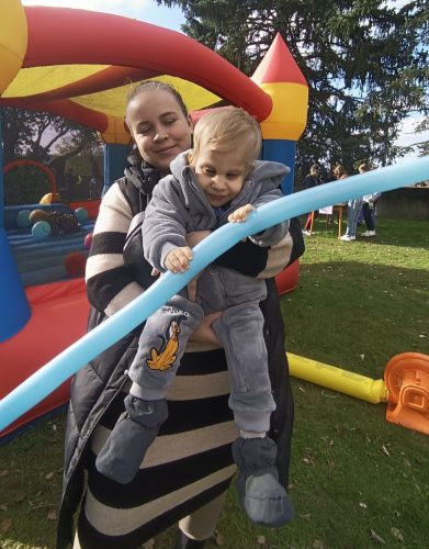 Tobiášek s maminkou u skákacího hradu