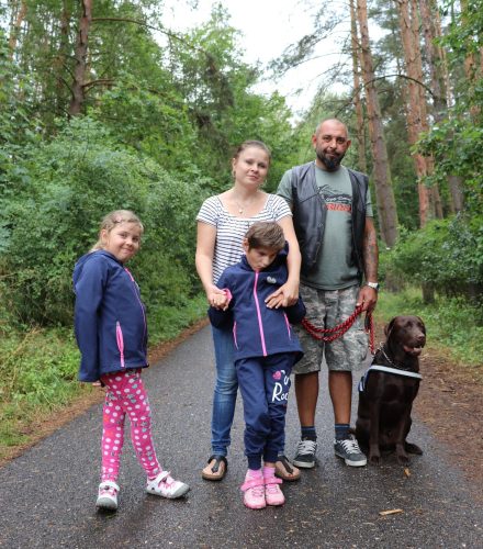 Kája s rodinou na procházce