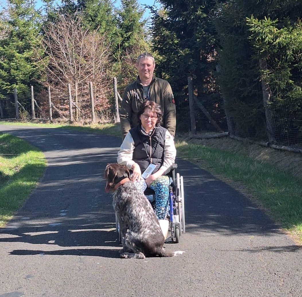 Paní Michaela s manželem a milovanou fenkou Barčou