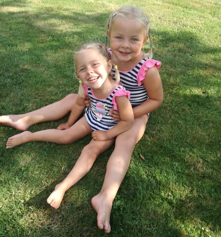 Amálka se sestřičkou