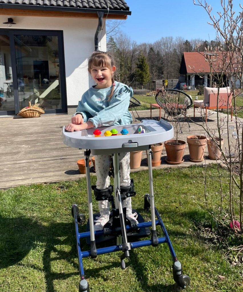 Amálka ve vertikalizačním stojanu