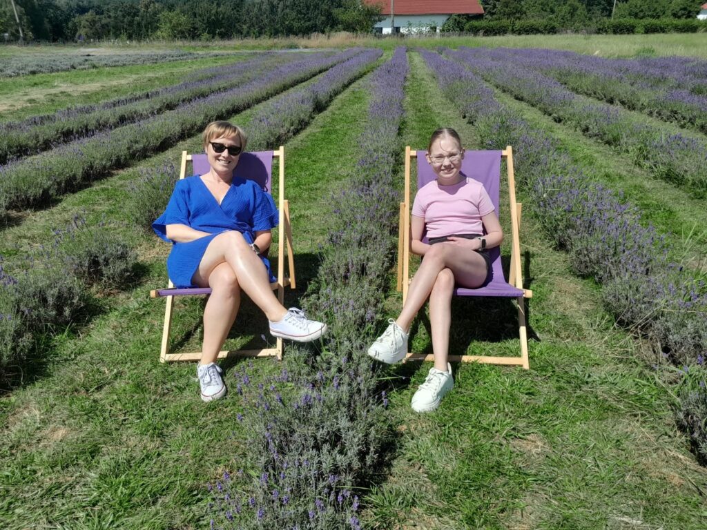 Verunka s maminkou na levandulovém poli