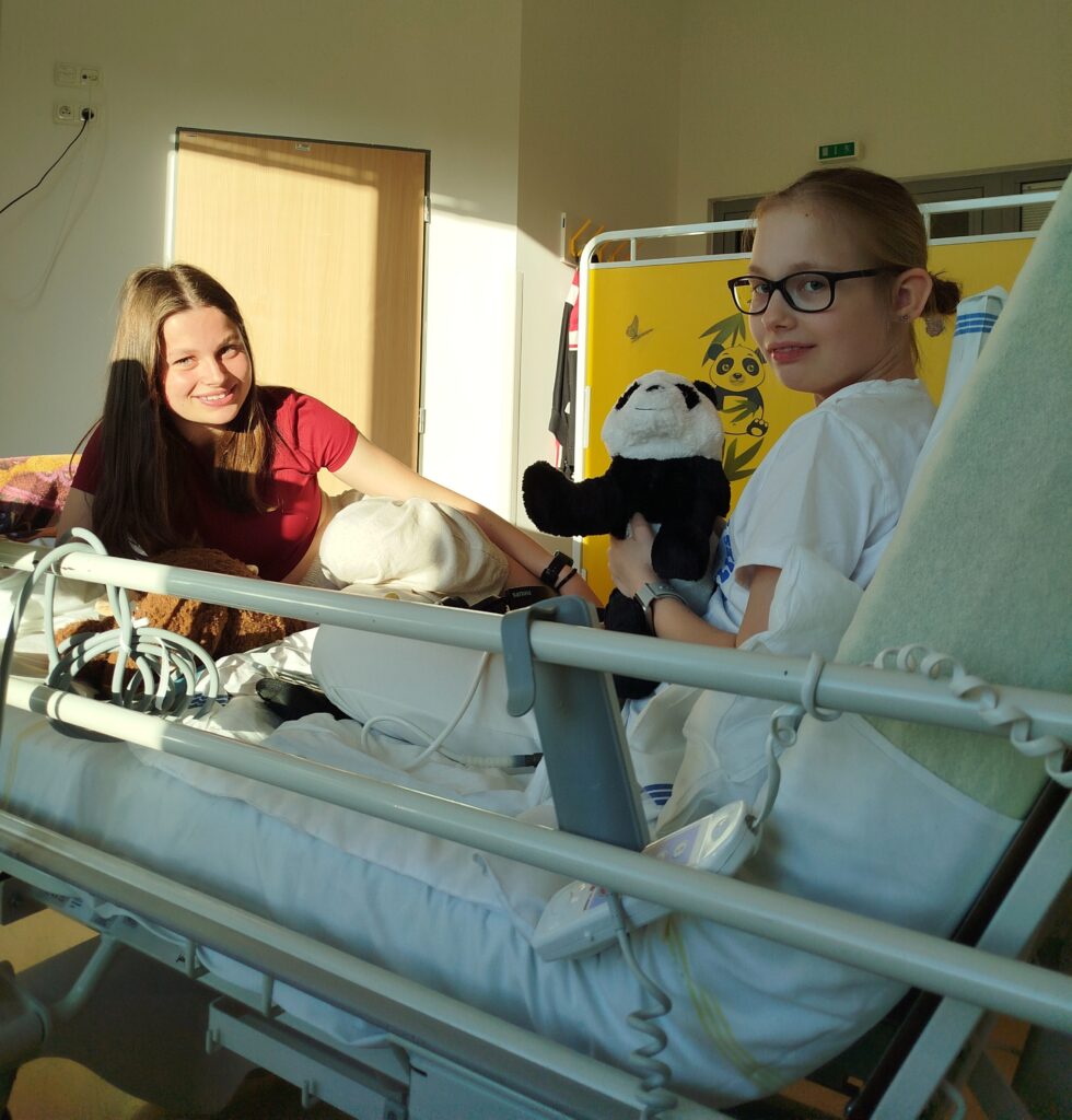 Verunka se starší sestrou Terezkou v nemocnici