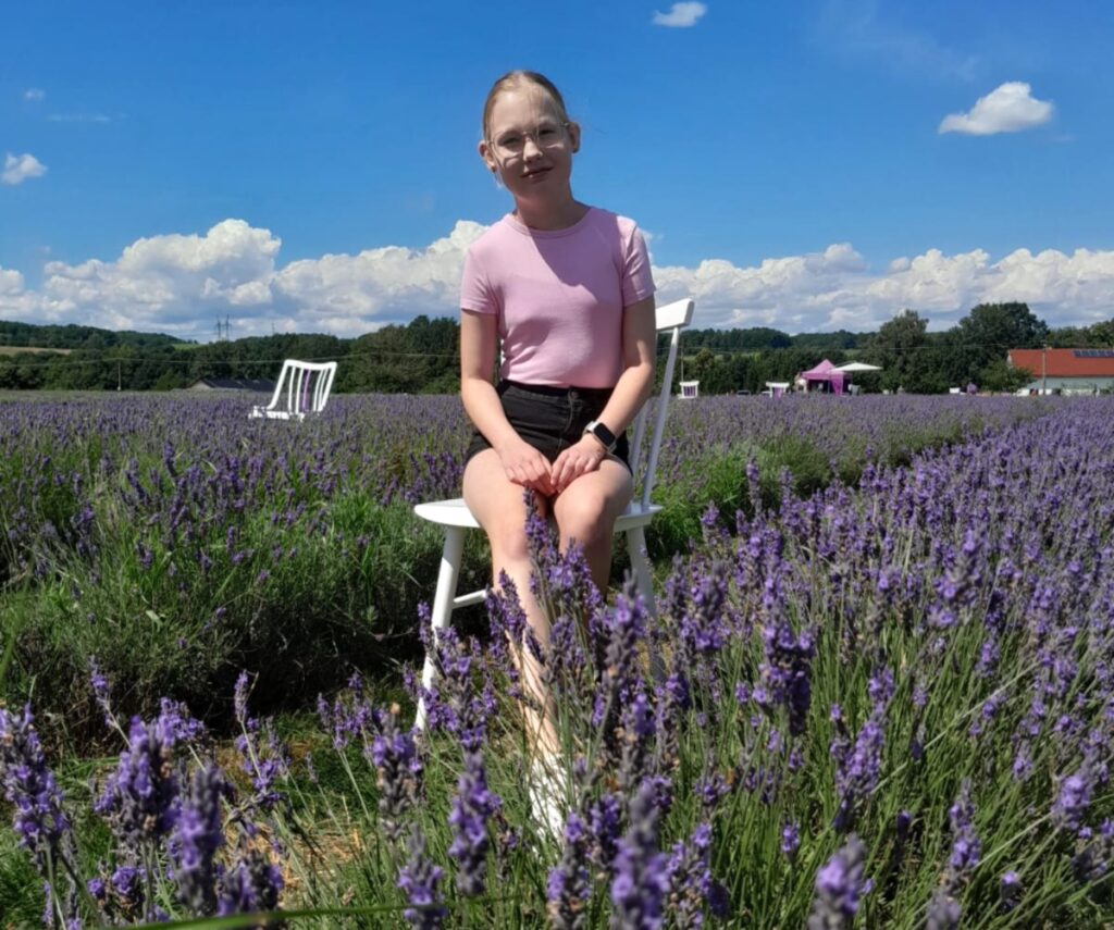Verunka v levandulovém poli