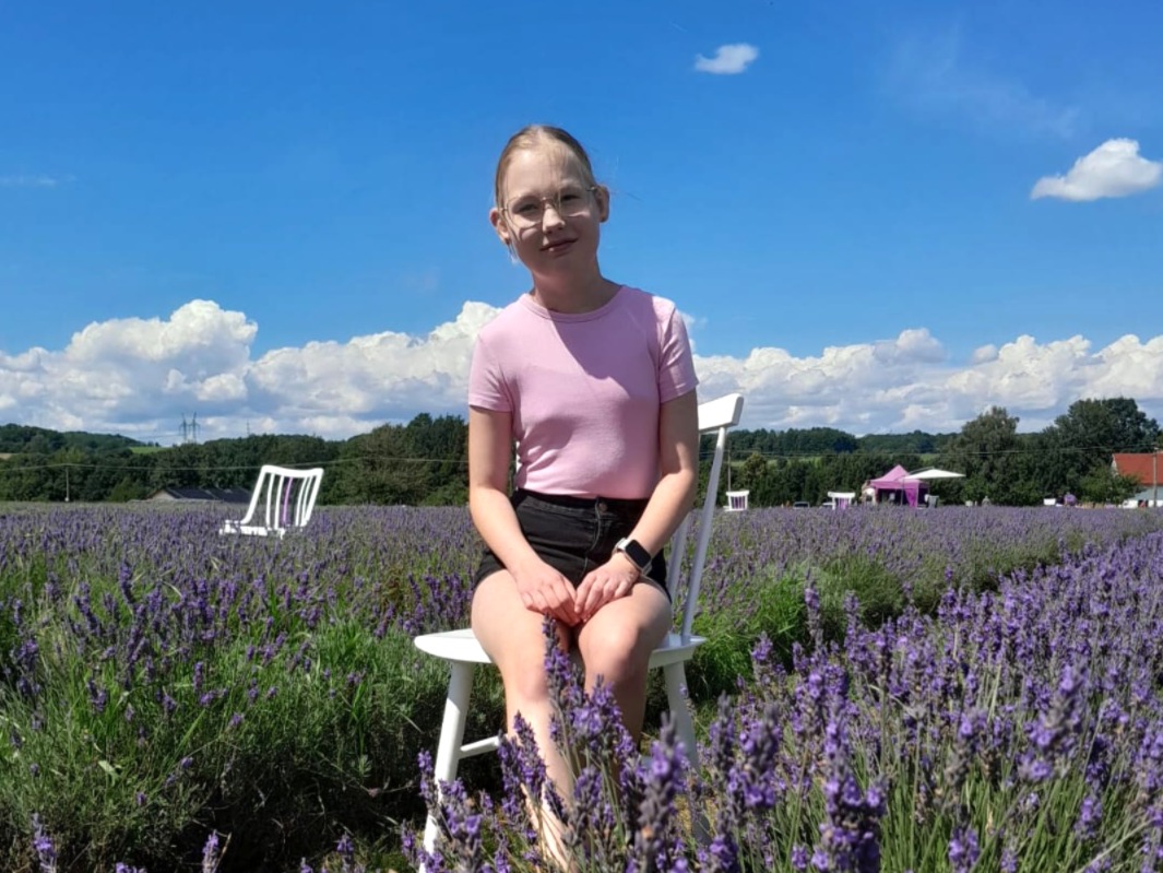 Verunka na levandulovém poli